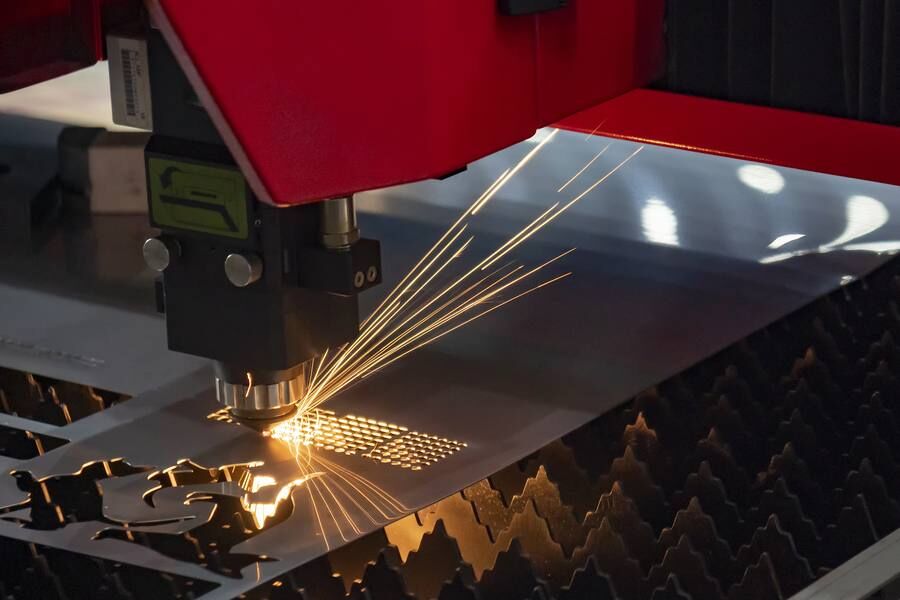 Testa di taglio laser fibra in lavorazione su lamiera